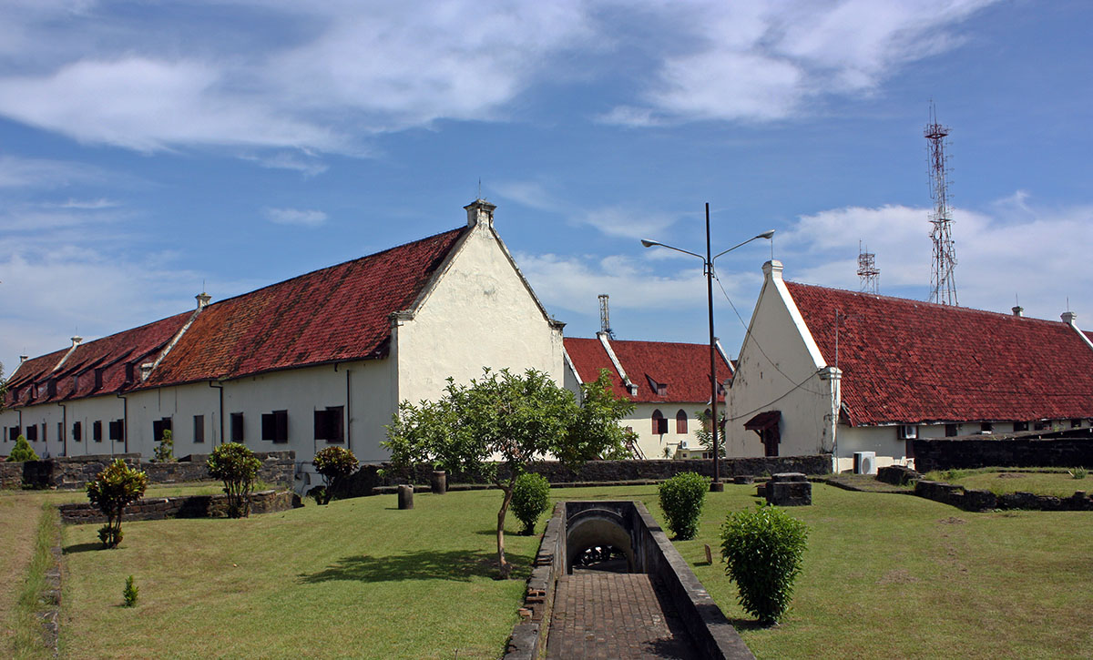 Witte gebouwen met rode daken op Sulawesi.