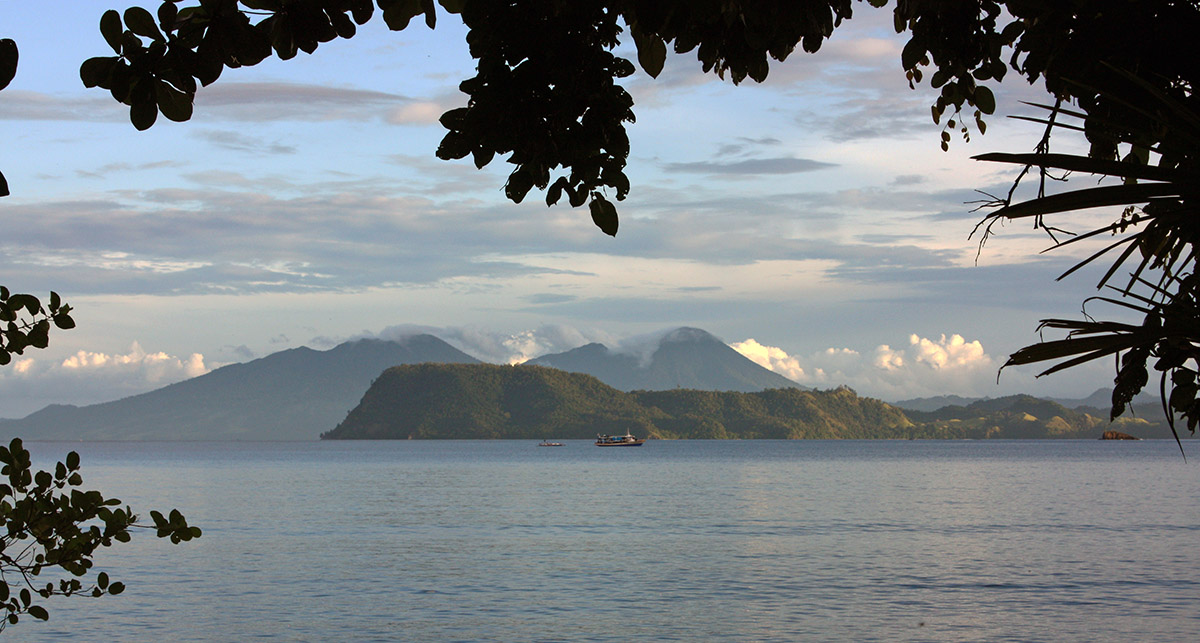 Zee met op achtergrond bergen op Sulawesi.