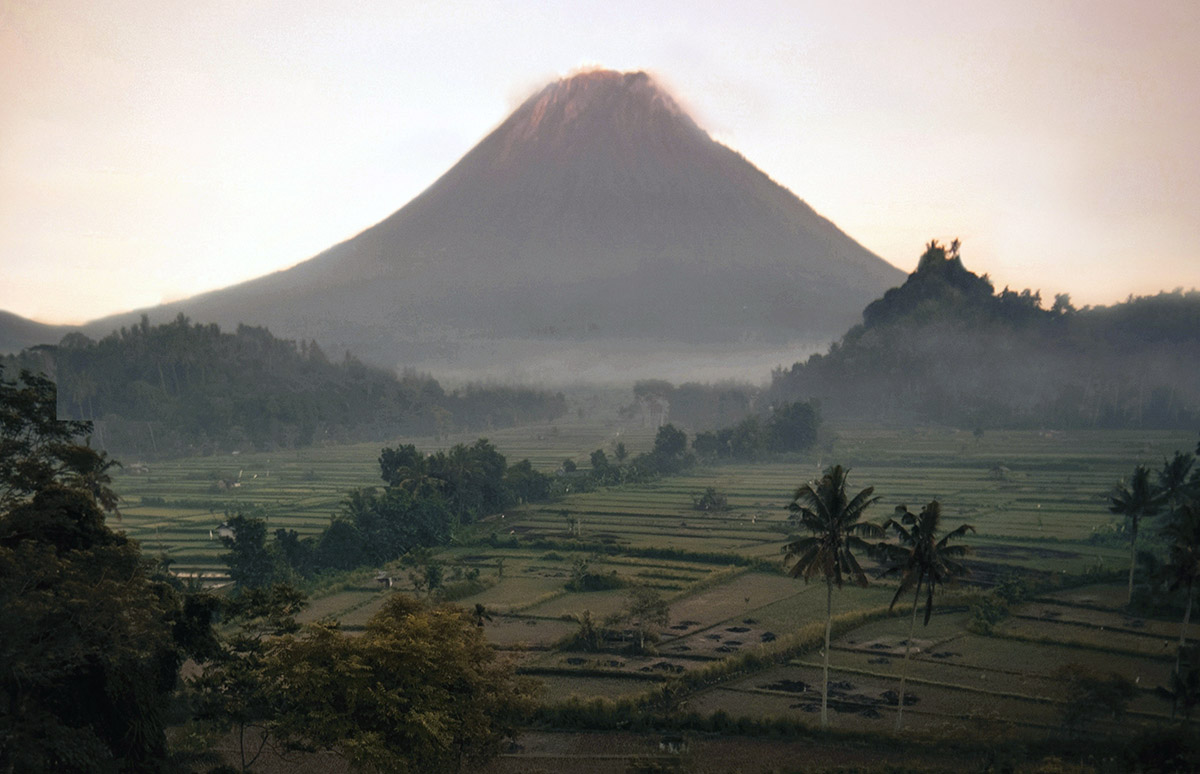 Vulkaan in ochtendnevel in Indonesië.