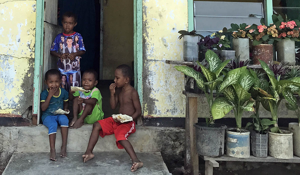 Kinderen in deurpost op West-Papua