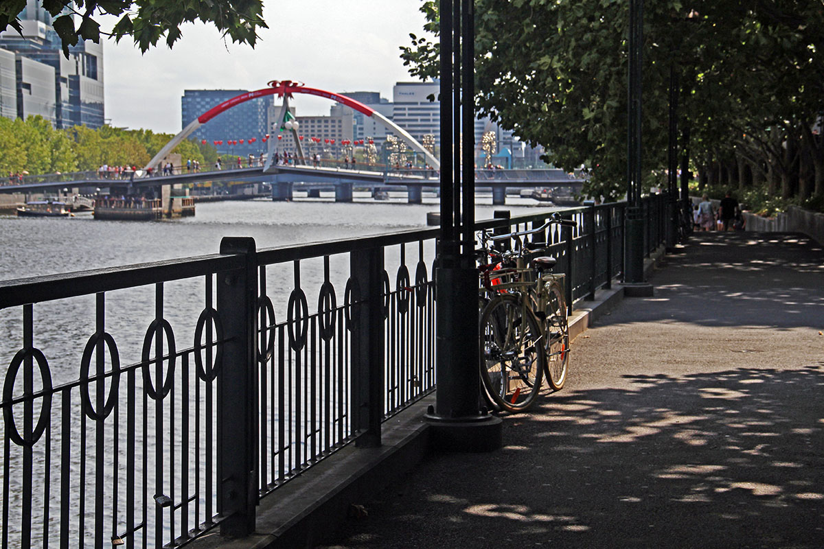 Fiets aan een rivier in Melbourne, Australië