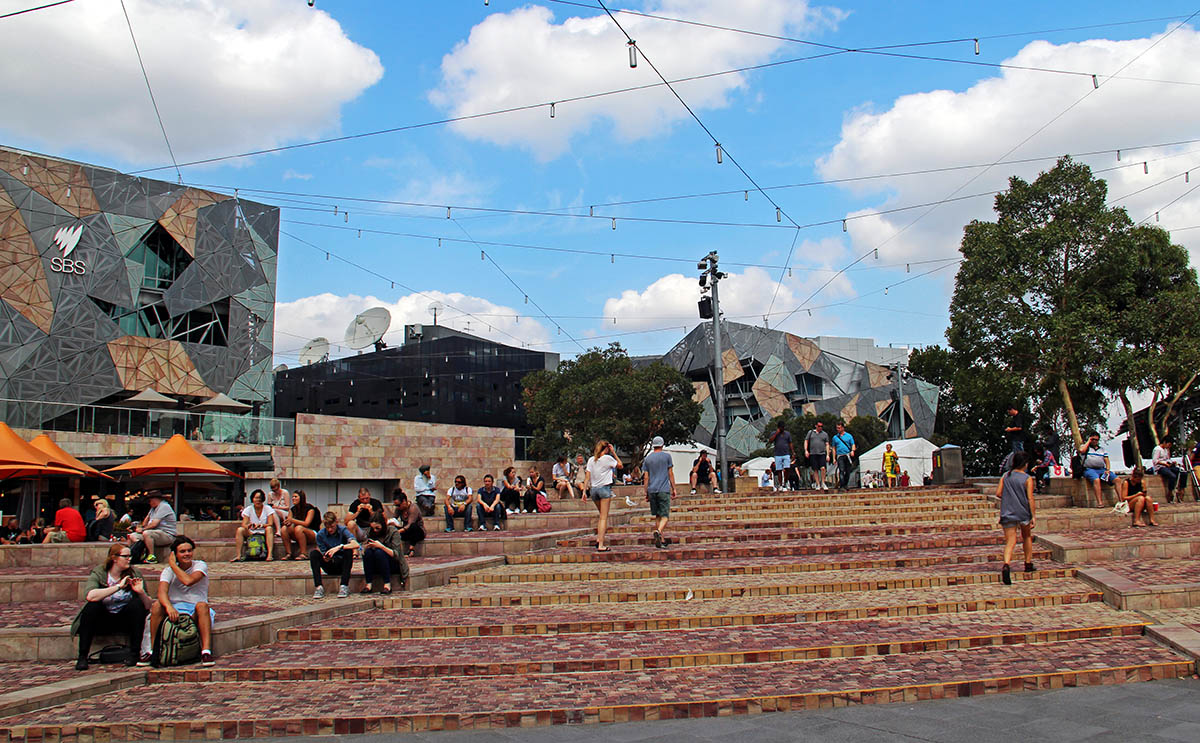 Relaxen op de trap in Melbourne, Australië