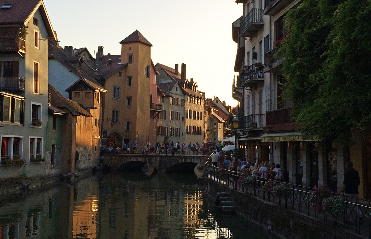 Het gezellige centrum van Annecy trekt veel bezoekers.