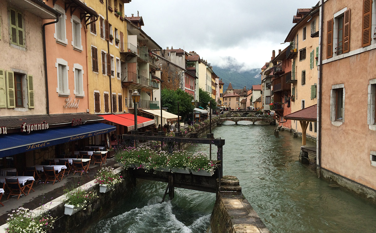 Terrassen aan de rivier in het centrum van Annecy