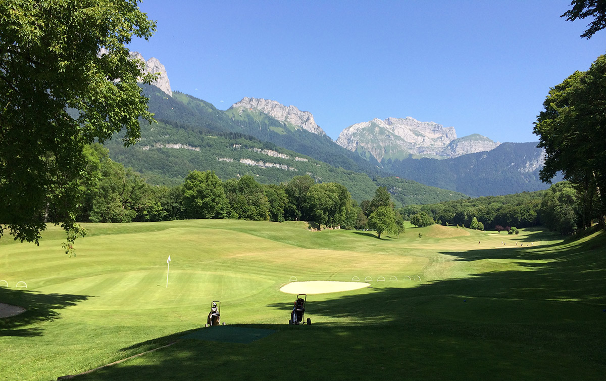 Mooi uitzicht op de bergen vanaf de golfcourse bij Annecy.