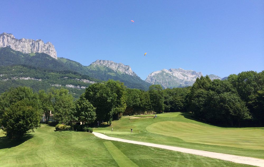 Prachtige golfbaan bij Annecy met bergen op de achtergrond.
