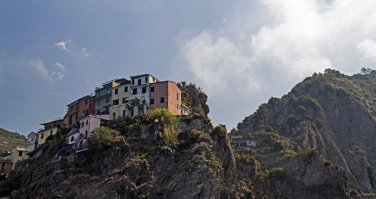 Corniglia, een van de vijf cinque terre, ligt hoog op een rots.