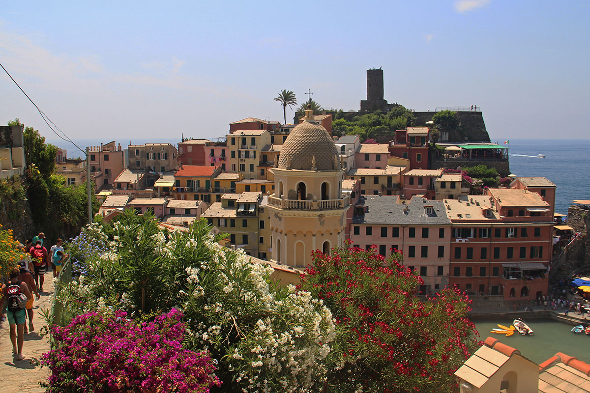 Tijdens de wandeling kom je schilderachtige plaatsen zoals Vernazza tegen.