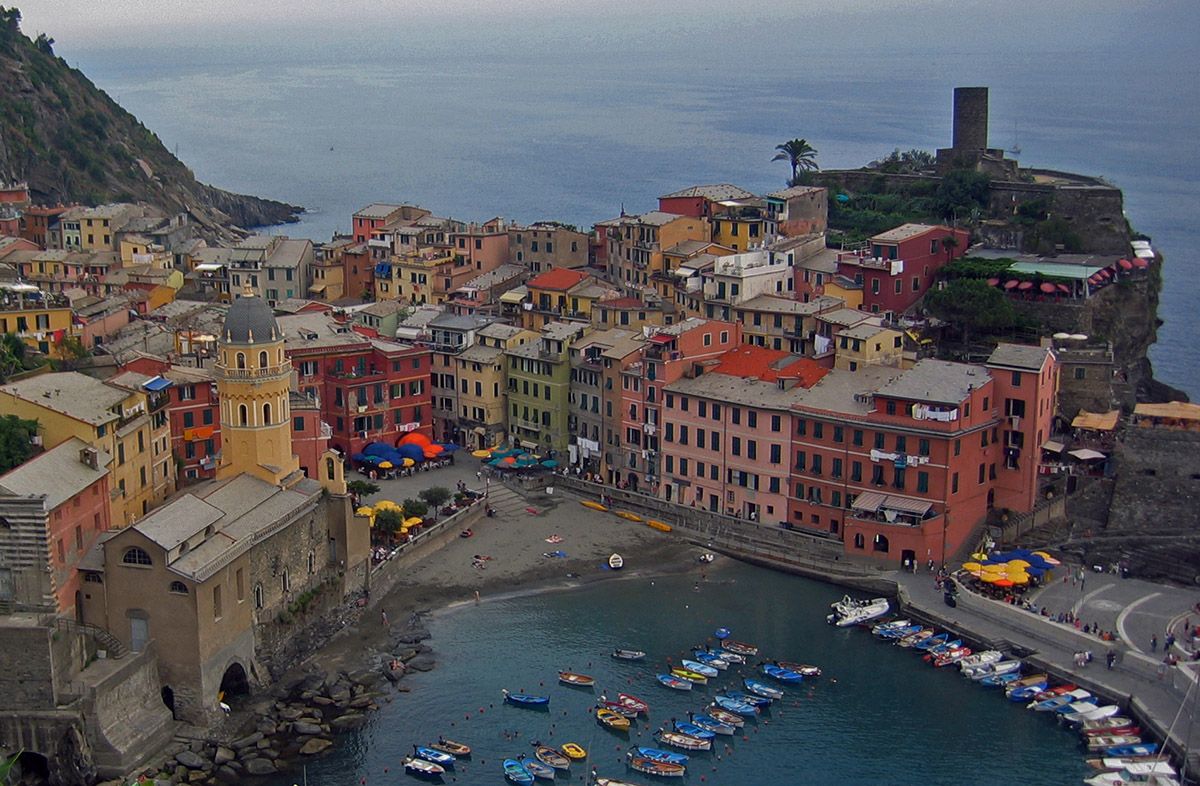 Het uitzicht op een van de vijf cinque terre Vernazza is adembenemend mooi.