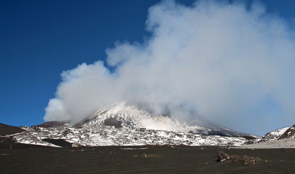 De Etna op Sicilie in de laaghangende bewolking.