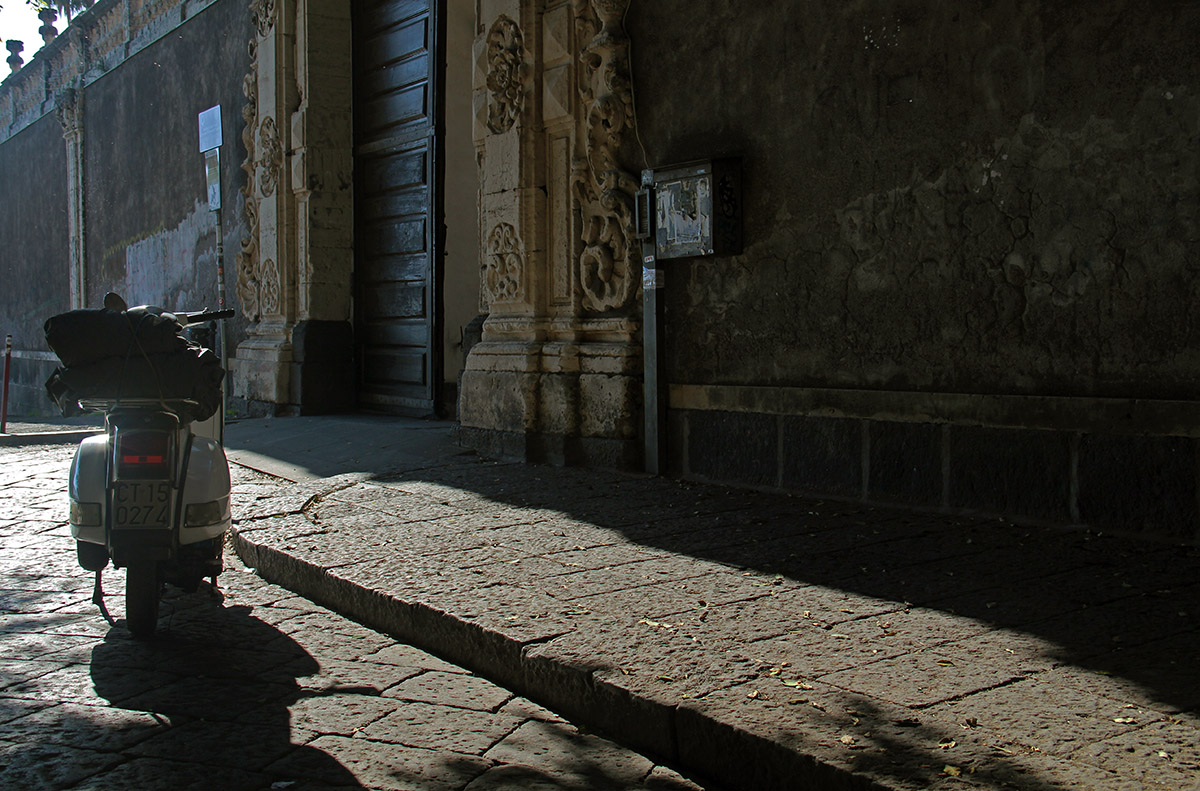 Italiaanse scooter geparkeerd op straat in Catania, Italië.