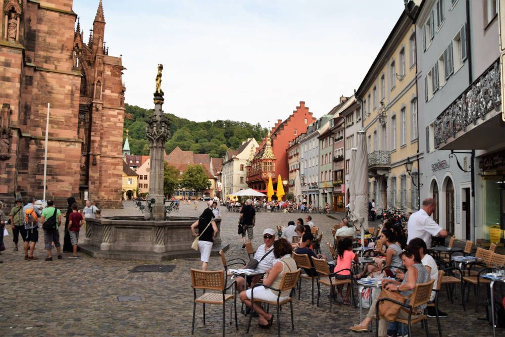 De Münsterplatz in Freiburg heeft veel terrassen met uitzicht op de kathedraal.