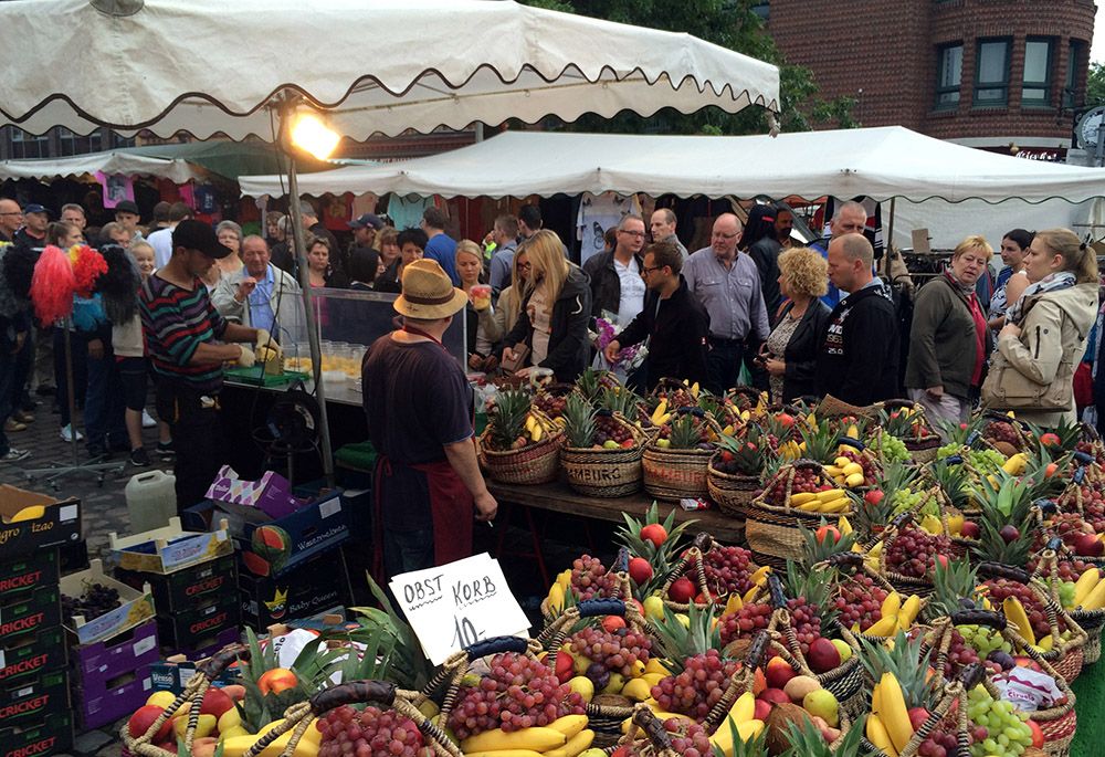 De ochtendmarkt in Hanzestad Hamburg, Duitsland