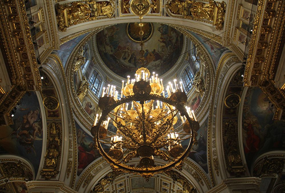 Verguld plafond in de Izaakkathedraal in Sint-Petersburg, Rusland