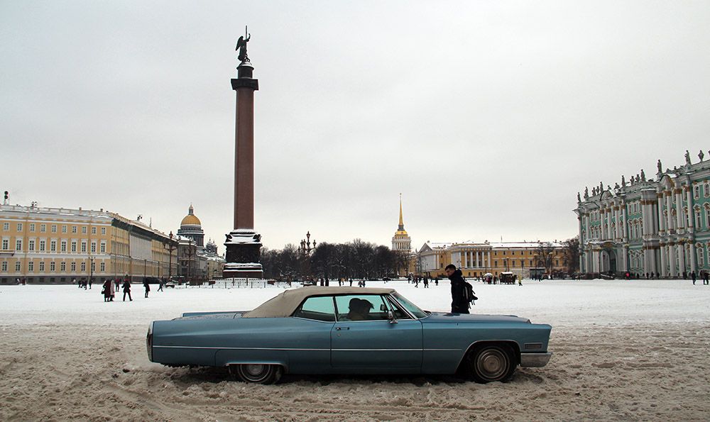 Een Amerikaan als trouwauto op het paleisplein in Sint-Petersburg, Rusland