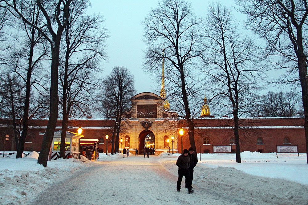 Peter en Paul Fort aan de overkant van de Neva in Petrogradsky, Sint-Petersburg, Rusland