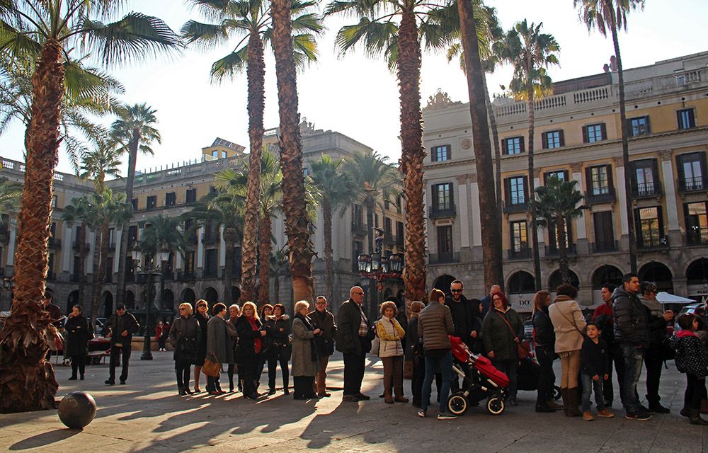 In de rij voor een ijsje op het Placa Reial in Barcelona