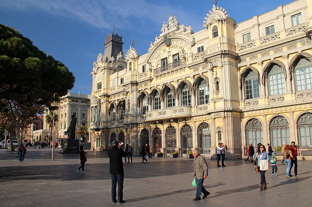 Vlakbij het standbeeld van Columbus in de oude stad van Barcelona