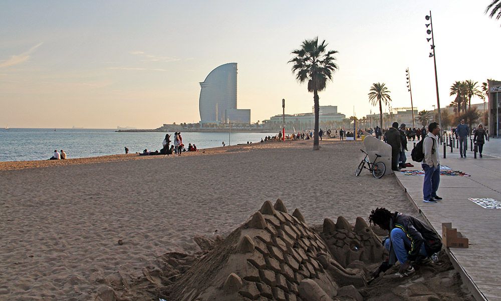 Zandkunstenaar in de wijk Barceloneta in Barcelona