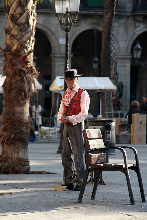 Oudere man op het Placa Reial in de oude stad van Barcelona