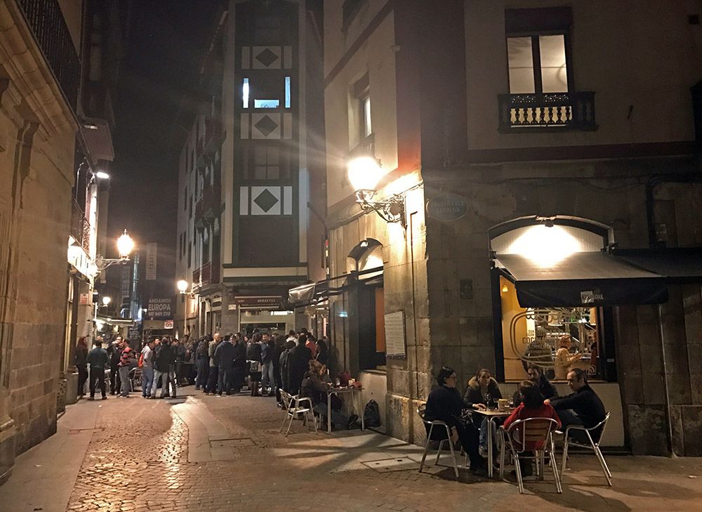 Terras rond middernacht in het oude centrum van Bilbao