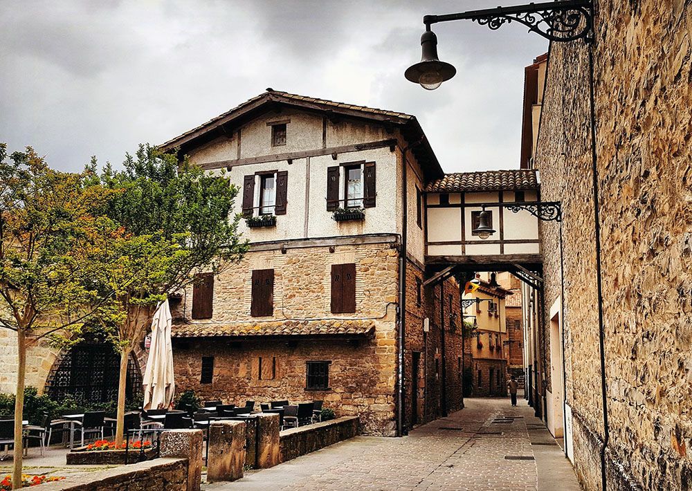 Straatbeeld in rustig Pamplona, Spaans Baskenland