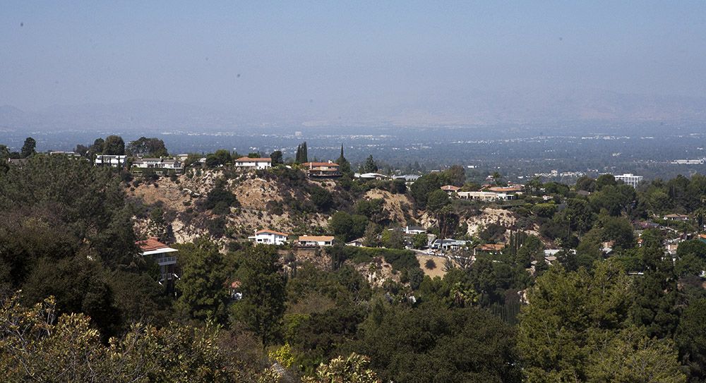 Uitzicht op villawijken vanuit het Topanga State Park in Los Angeles