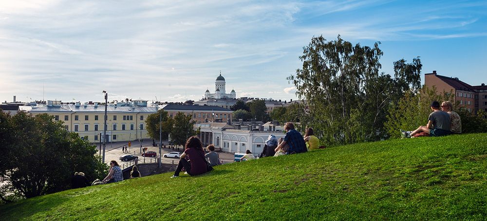 Relaxen in een park in de zomer van Helsinki