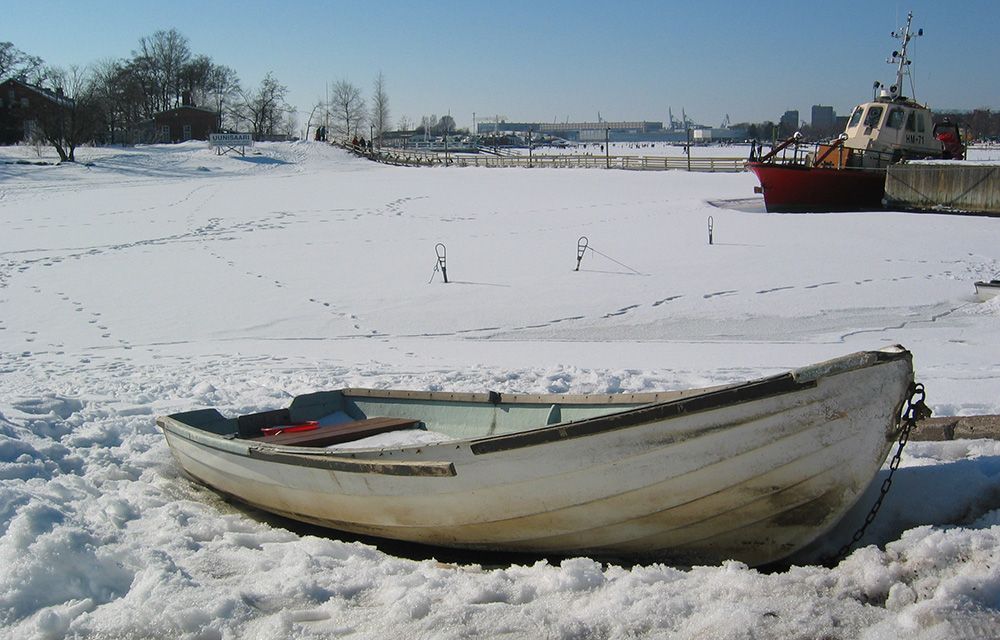 Roeiboot dat vastgevroren is in zee bij Helsinki, Finland