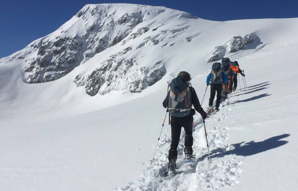 tocht met sneeuwschoenen in de bergen van Zwitserland