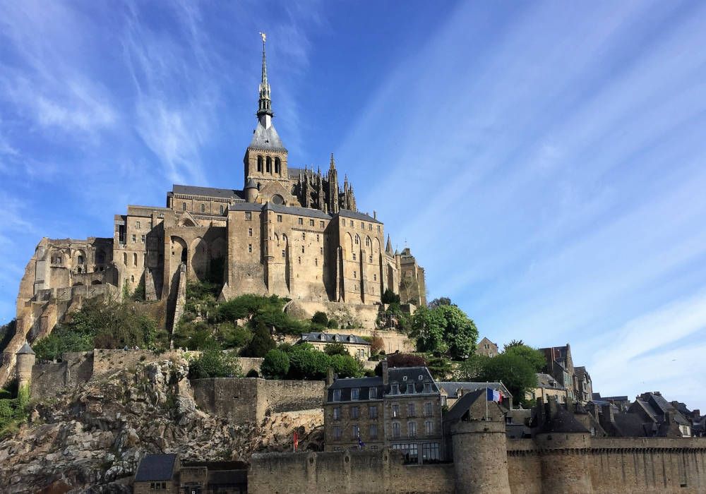 Mont Saint-Michel bij blauwe hemel en mooie wolken