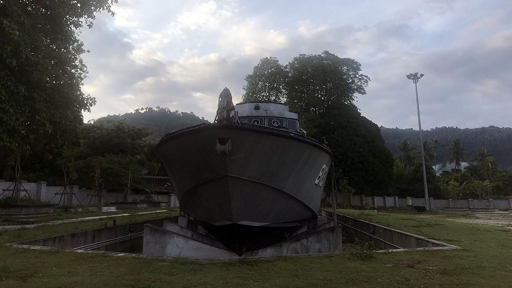 Patrouilleboot op het land na de tsunami