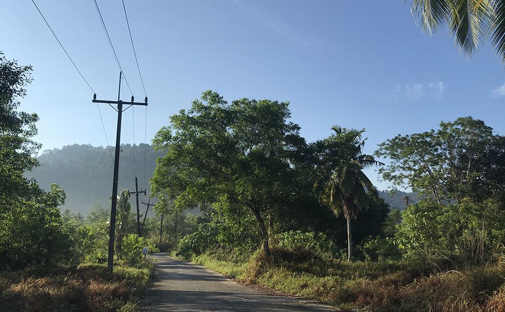 Weg door het platteland bij Khao Lak in Thailand