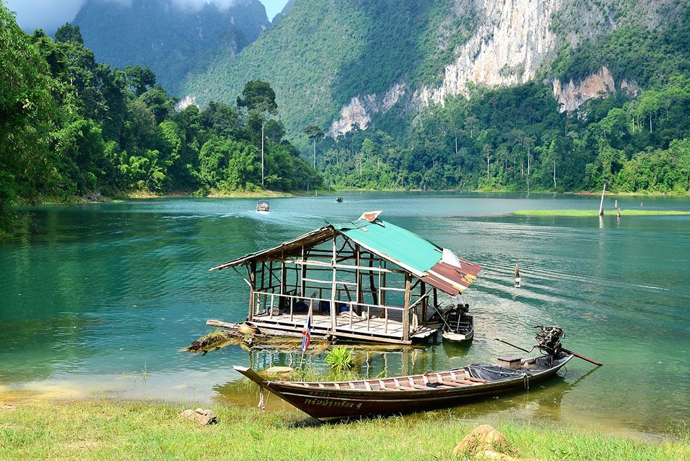 Bootje op een meer in Khao Sok National Park in Thailand