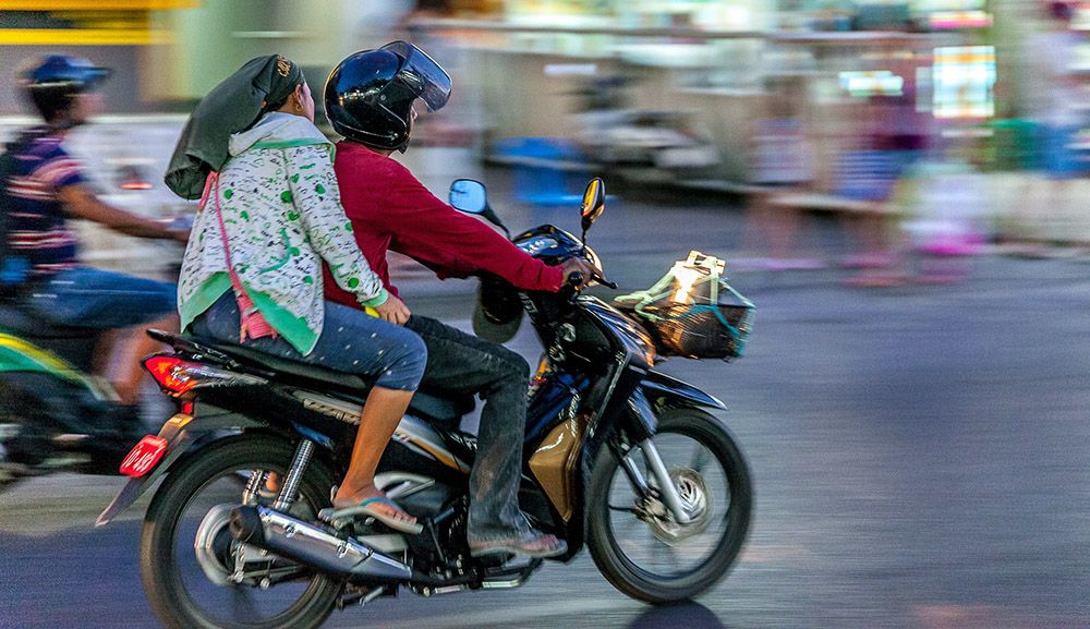 Vervoer met de scooter in Thailand