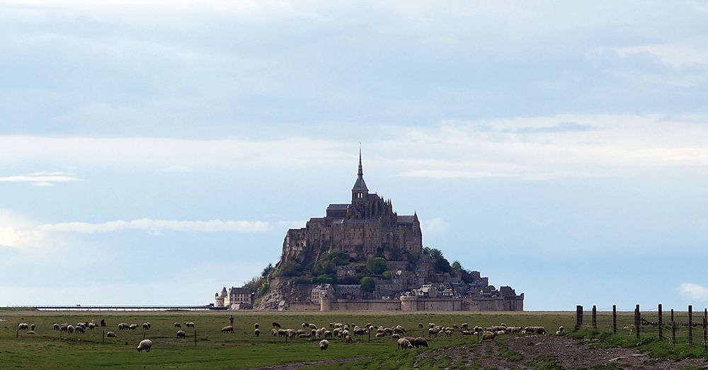 Mont Saint-Michel gezien vanaf de kust van Normandië