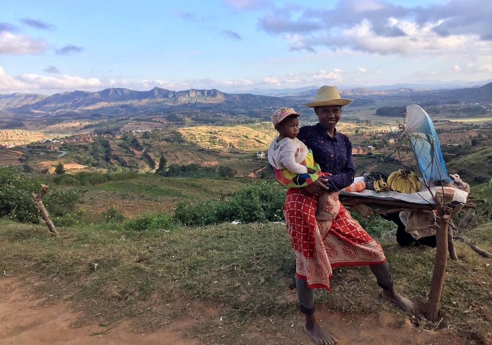 Bananenverkoopster met kind in Madagaskar