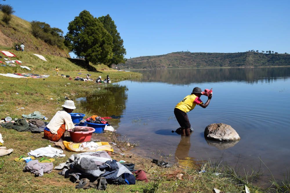 kleren wassen in een meer bij Antsirabe