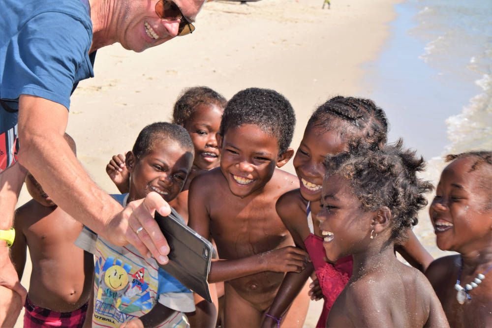 Kinderen kijkend naar een foto tijdens een roadtrip door Madagaskar