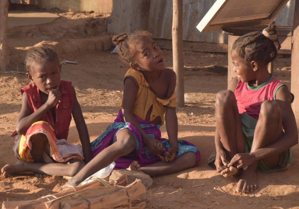 Kinderen bij Tsingy de Bemaraha