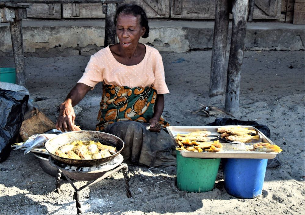 Vrouw die op straat kookt in Madagaskar