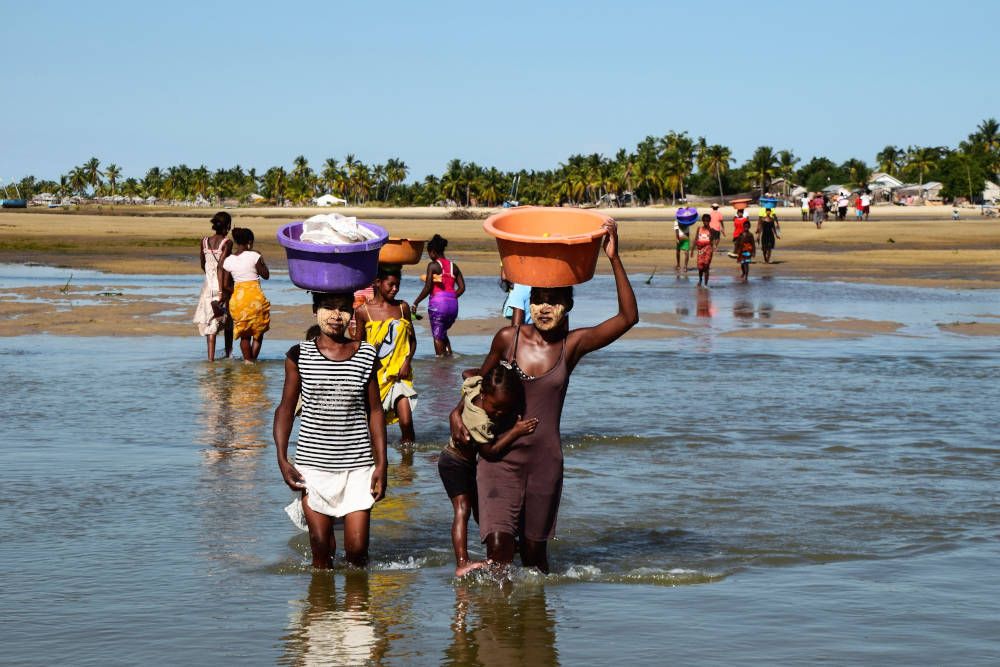 Vrouwen doorwaden een rivier in Madagaskar