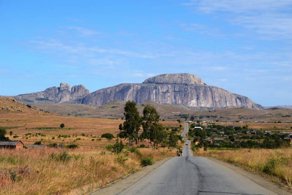 Weg naar een gebergte in Madagaskar