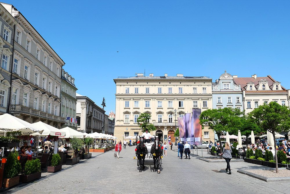 koets op het grote marktplein in Krakau