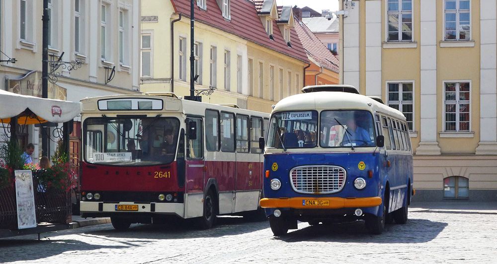 Twee oude bussen in Bydgoszcz in Polen