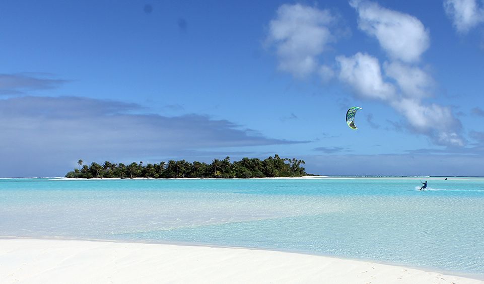 kite surfer op Aitutaki, Cookeilanden