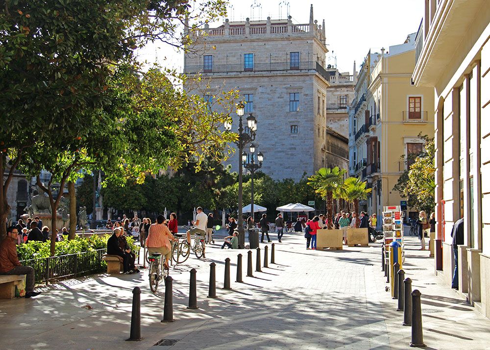 Een van de vele pleinen in Valencia