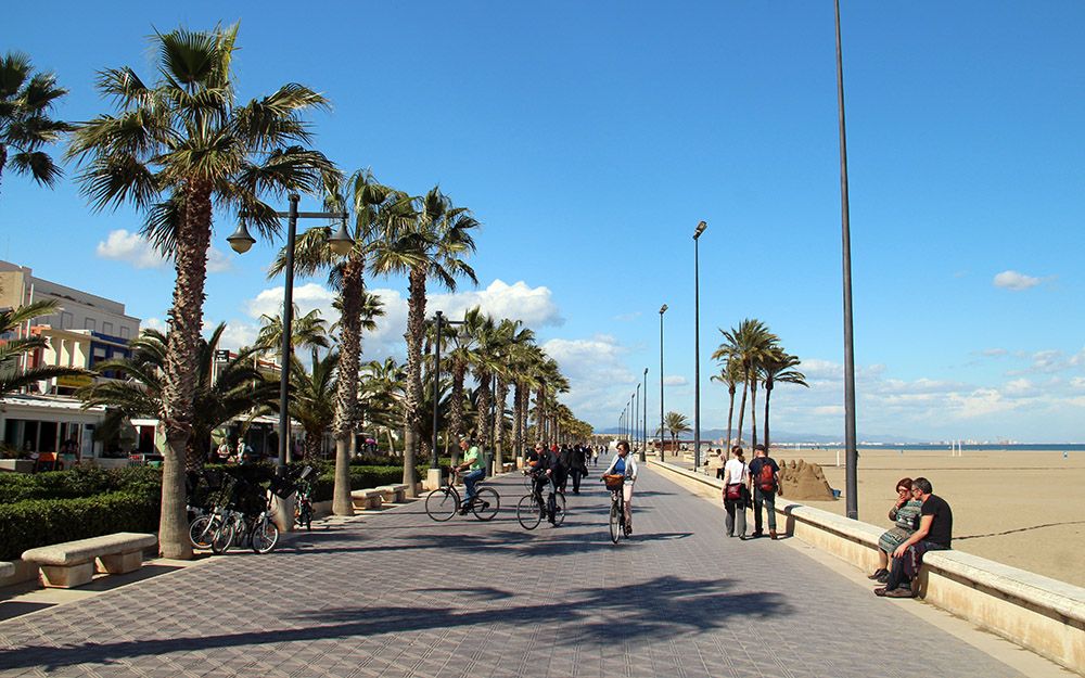 de strandboulevard van Valencia