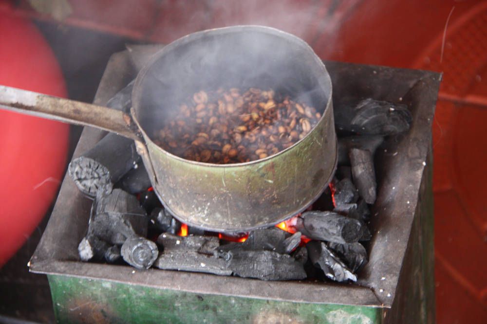 Koffiebonen branden in steelpannetje