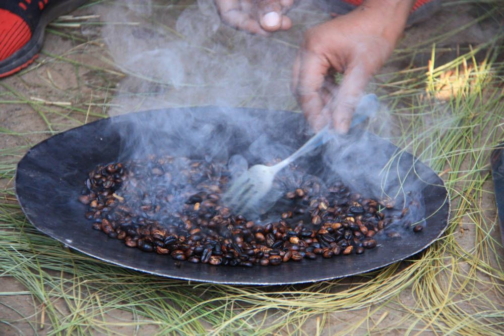 koffiebonen branden in Ethiopië